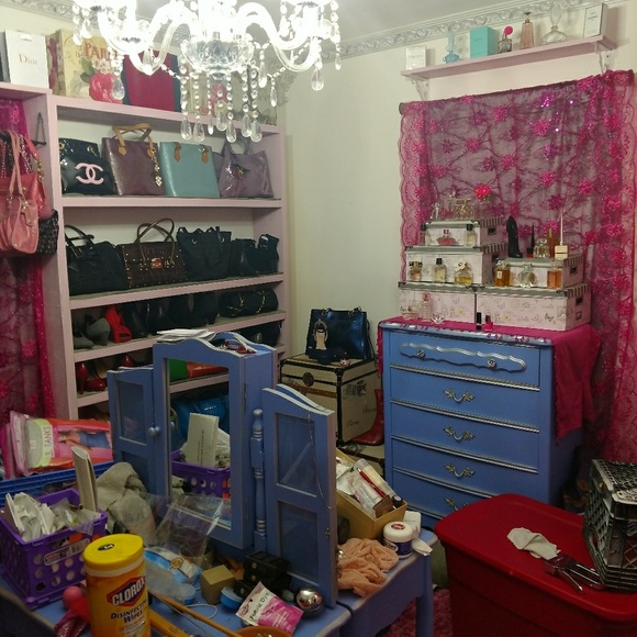 Help me, I'm poor! ๐ cleaning my REAL closet - Picture 1 of 6